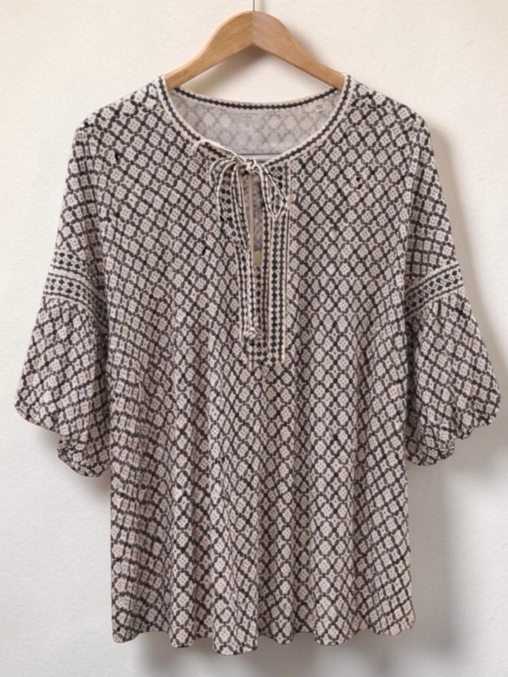Max Studio Boho Blouse XS Black White Print Tie Neck Puff Sleeve